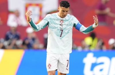 Ronaldo besmele çekti, Portekiz'i tura uçurdu