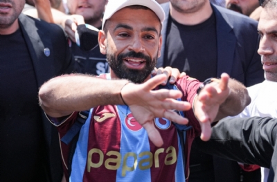 Salah Osimhen'i solladı
