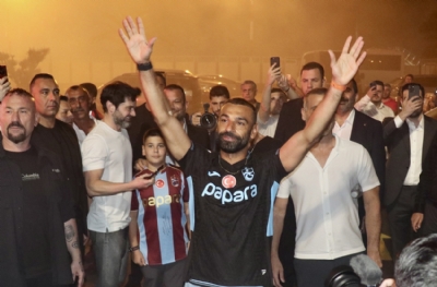 Salah maaşını ilk geceden çıkardı