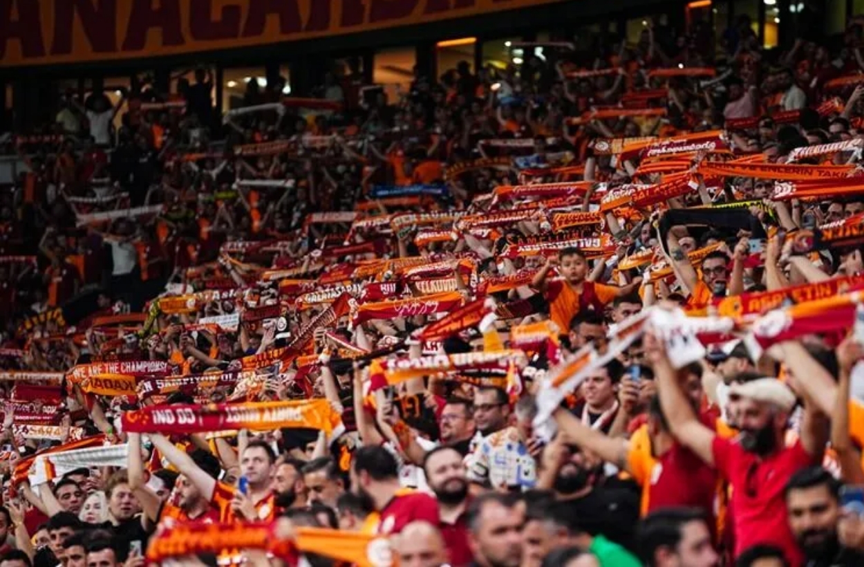 Galatasaray para bastı! Taraftar daha ne yapsın?
