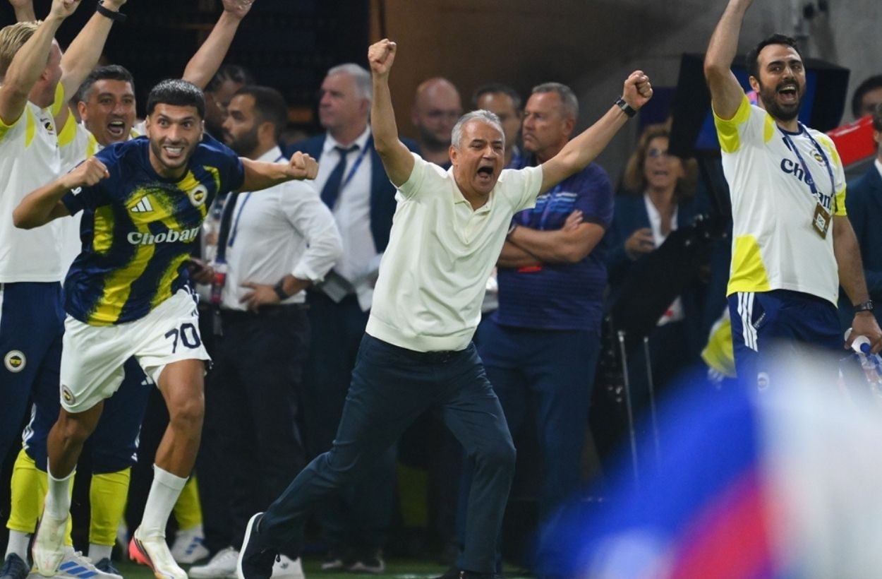 Kartal 'çakal' avında