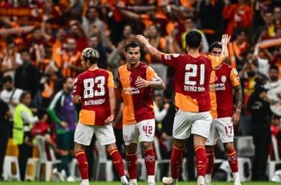  Galatasaray topa sahip oluyor: Acaba oynasalar mı!