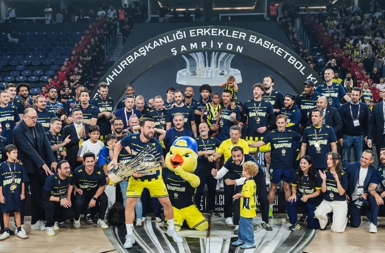 Beşiktaş'ı deviren Fenerbahçe kupanın sahibi oldu
