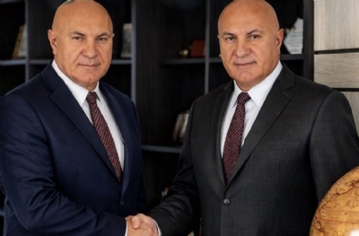 Yüksel Yıldırım kendisiyle masaya oturdu, el sıkıştı!