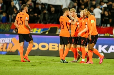 Hollanda, Meerdink'in golleriyle Sırbistan'ı 2-1 yendi