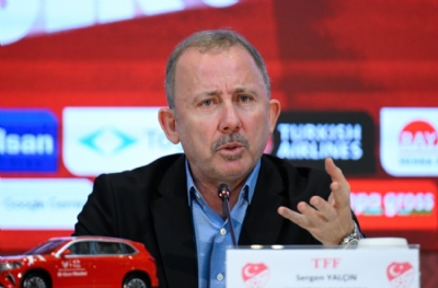 Sergen Yalçın derbide sahada! Yakından takip
